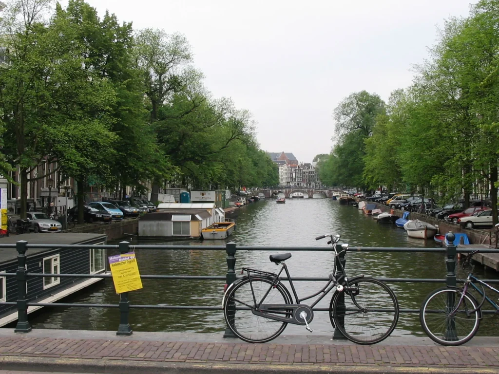 canal à amsterdam, vue d'un pont avec un vélo