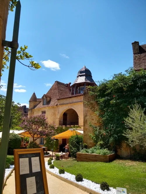 entrée d'un beau restaurant a Sarlat-la-caneda