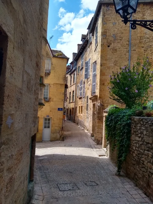 petite ruelle de la vielle ville de Sarlat la Caneda