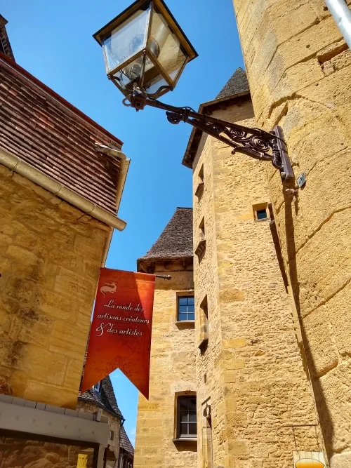 vue en contre plongée des ruelles de Sarlat la Caneda