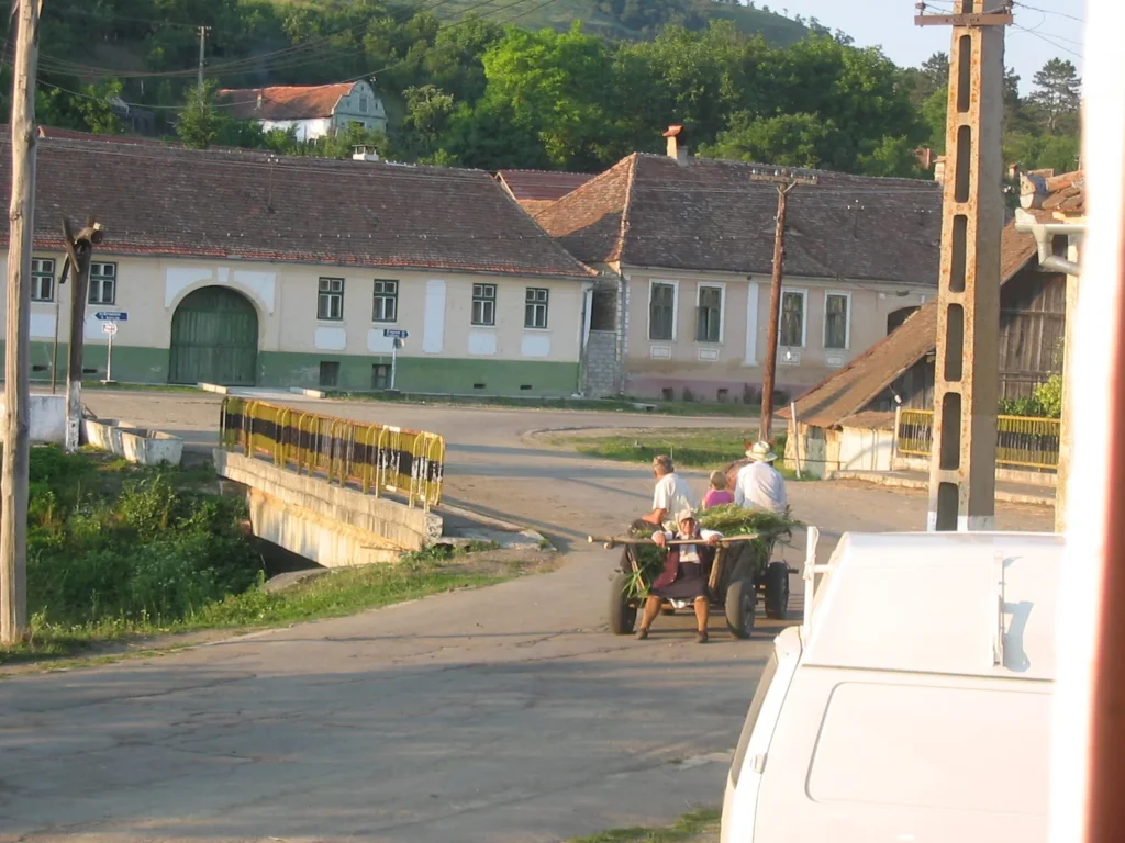 rentré des champs en charette en roumanie road trip europe