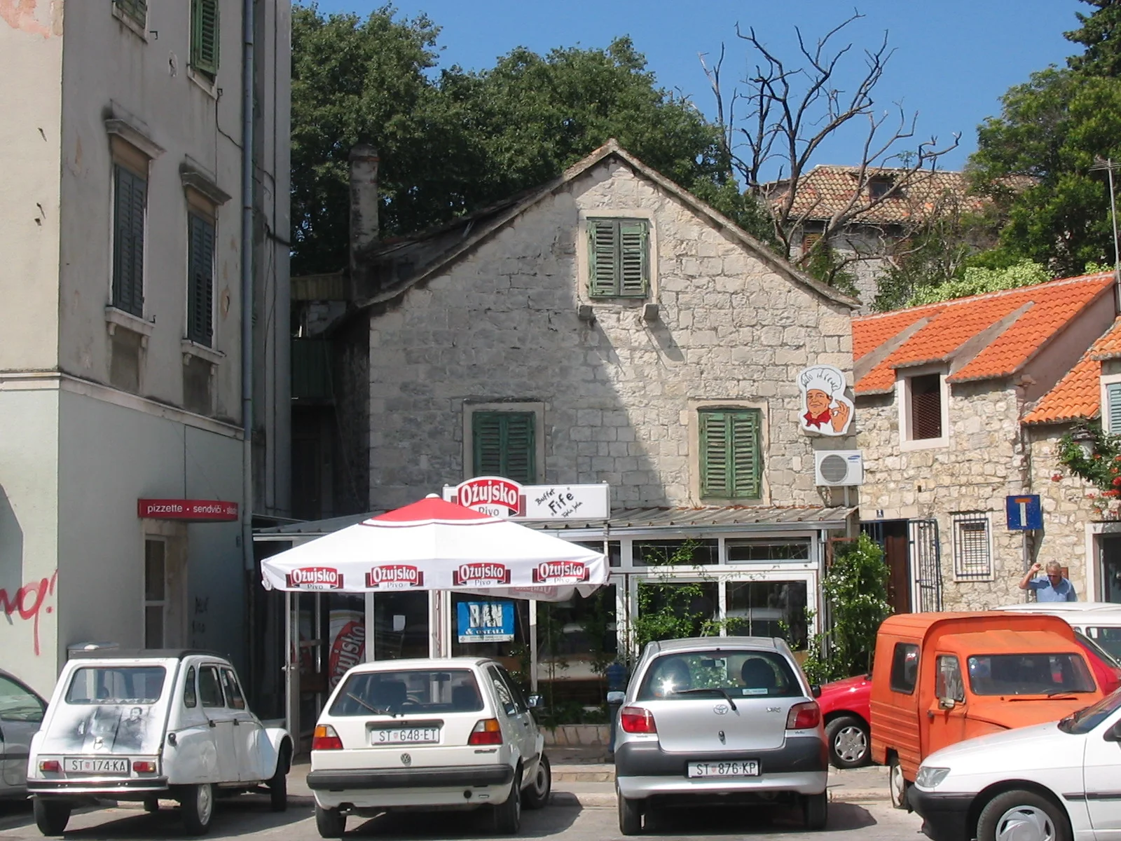 road trip en europe, groupe de voitures faisant un epause devant un restaurant