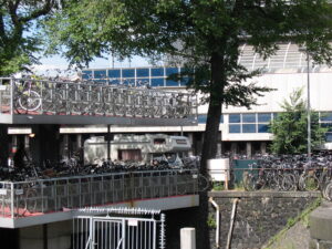 garage à vélos de la gare d'Amsterdam, road trip en europe